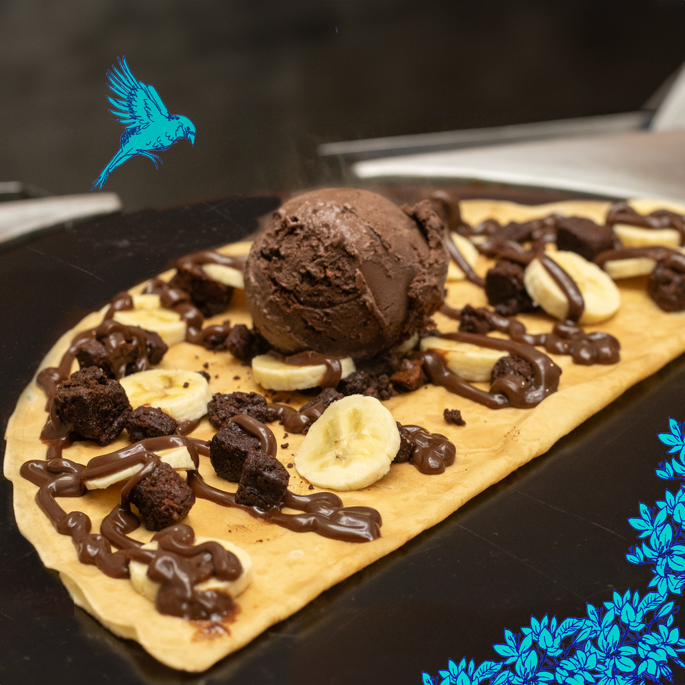 Crepe de fudge, helado artesanal de chocolate, brownie y plátano