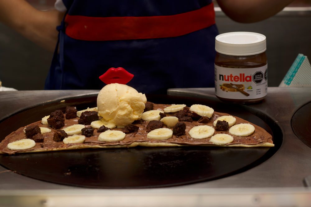 Crepe de Nutella con plátano, brownie, helado de vainilla y beso de chocolate